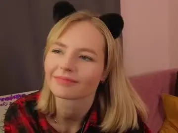 Gwenkevwitch  live sex cam