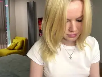 Moonavelle  live sex cam