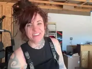 Misshoneybadger333  live sex cam