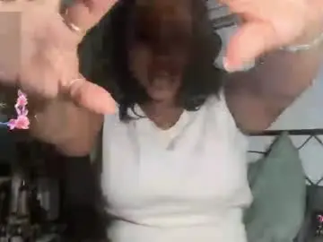 Yourmommysilk  live sex cam
