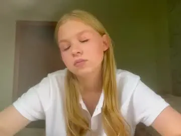 Carolynesturino  live sex cam
