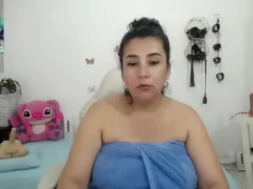 Mom_17  live sex cam