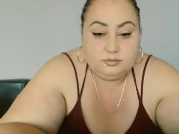 Nellyhugetitts  live sex cam