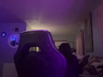 Throatyygoat  live sex cam