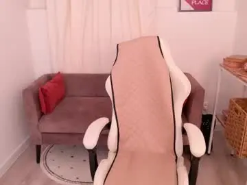 B_e_l_l_a__  live sex cam