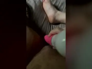 Theyluvtrin  live sex cam