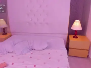 Coralinered  live sex cam