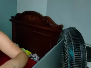 Littlejennifer18  live sex cam