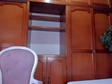 Niz_usuga  live sex cam