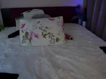 Holyyy_fuck  live sex cam