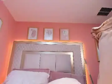 Naugthyelli  live sex cam
