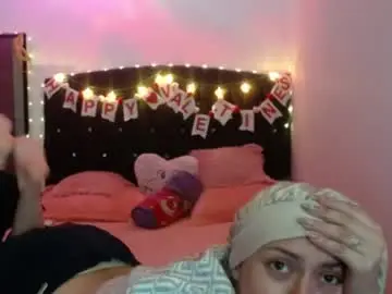 Holy_julii  live sex cam
