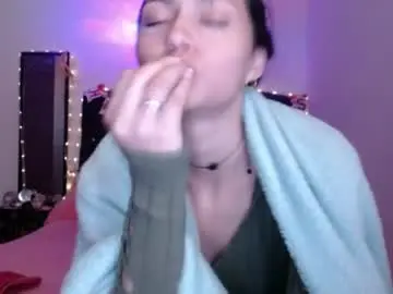 Holy_julii  live sex cam