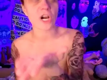 Whosplayingwithfire  live sex cam
