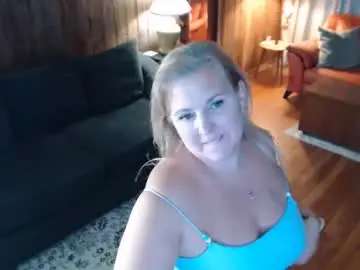 Curvycanuck  live sex cam