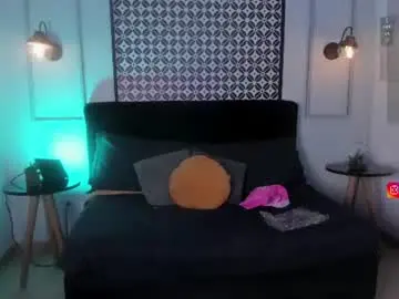 Vikypetiteee  live sex cam