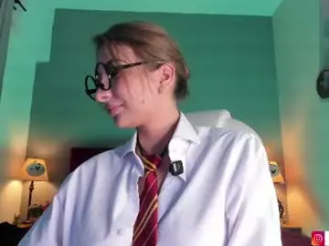 Vikypetiteee  live sex cam