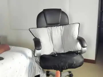 Adriana71  live sex cam