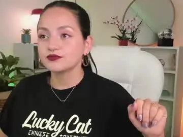 Nahiapaws  live sex cam