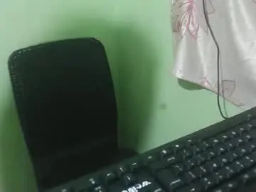 Cumwhore4uxox  live sex cam