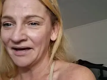 Goldendoll1704  live sex cam