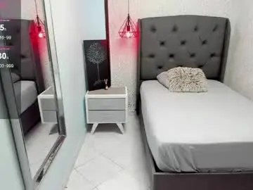 Roxxybloom  live sex cam