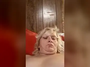 Hotlilmom83  live sex cam