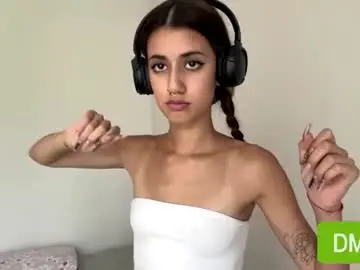 Yettahagins  live sex cam