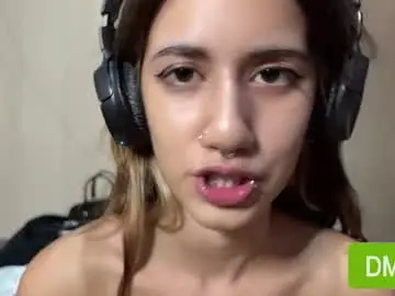 Yettahagins  live sex cam