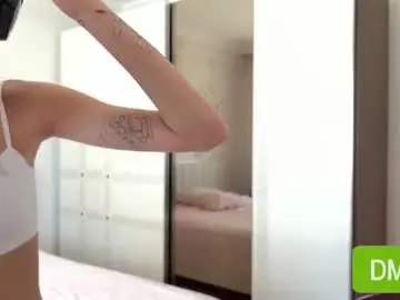 Yettahagins  live sex cam
