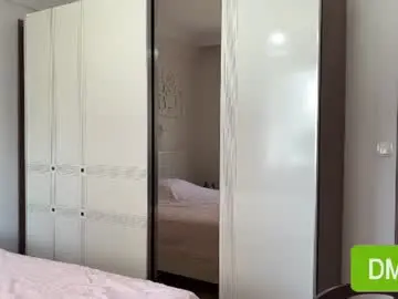 Yettahagins  live sex cam
