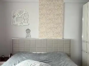 Yettahagins  live sex cam
