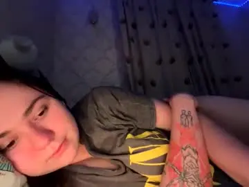 Felvivalkitty  live sex cam