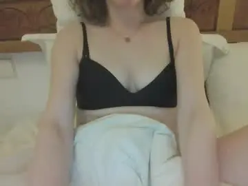 Kellyb25  live sex cam