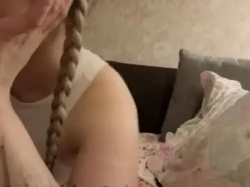 Lucysbrain  live sex cam