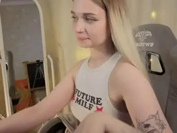 Lucysbrain  live sex cam