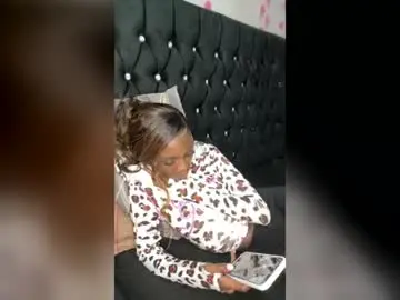 Petite_divah254  live sex cam