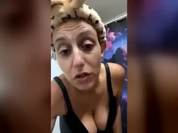 Triplexkris  live sex cam