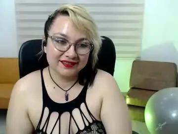 Anyaluxx  live sex cam
