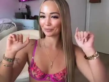 Luvlivvyy  live sex cam