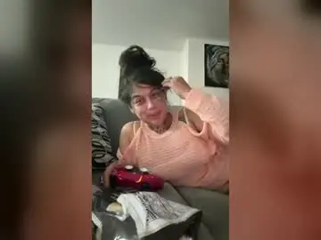 Dezzytru24  live sex cam