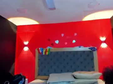 Yayahilton  live sex cam