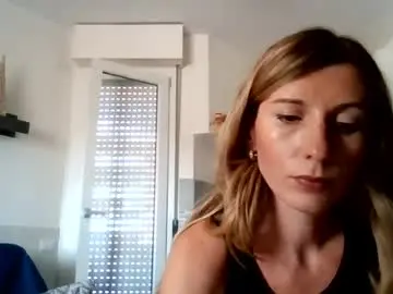Lunamyi  live sex cam