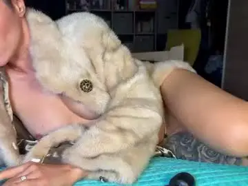 Yourcharmingmia  live sex cam