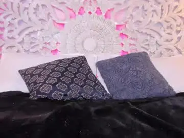 Nessa_fox_  live sex cam