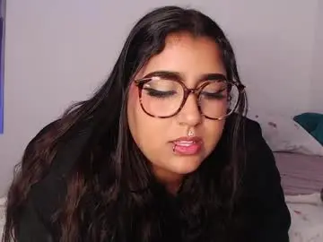 Sheeylaroee  live sex cam