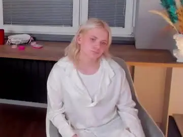 Latrishahutzler  live sex cam