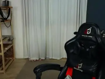 Hotlaracroft  live sex cam