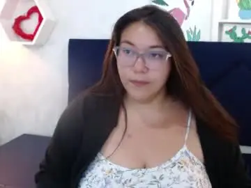 Bigtitslaurenriver  live sex cam
