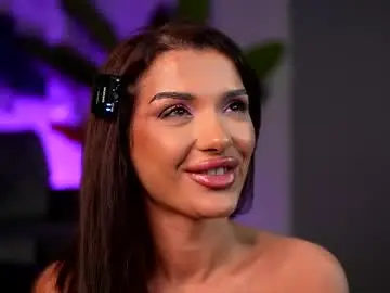 Naughtyychloe  live sex cam